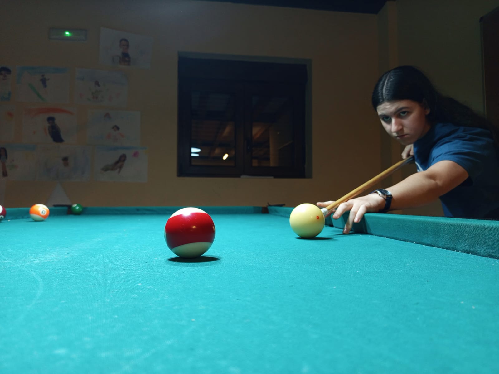 Plano cinematográfico de una partida de billar