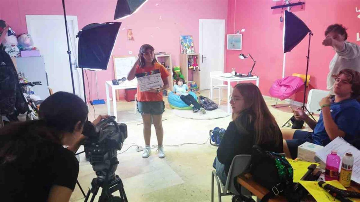 Adolescentes grabando un cortometraje